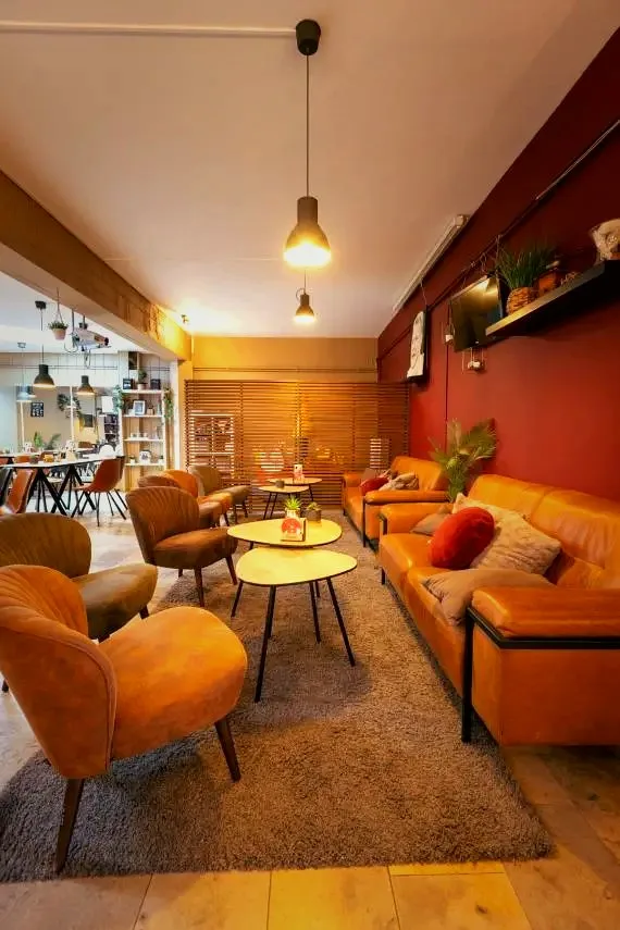 Coffee Bar De Panne – warme lounge met leren zetels